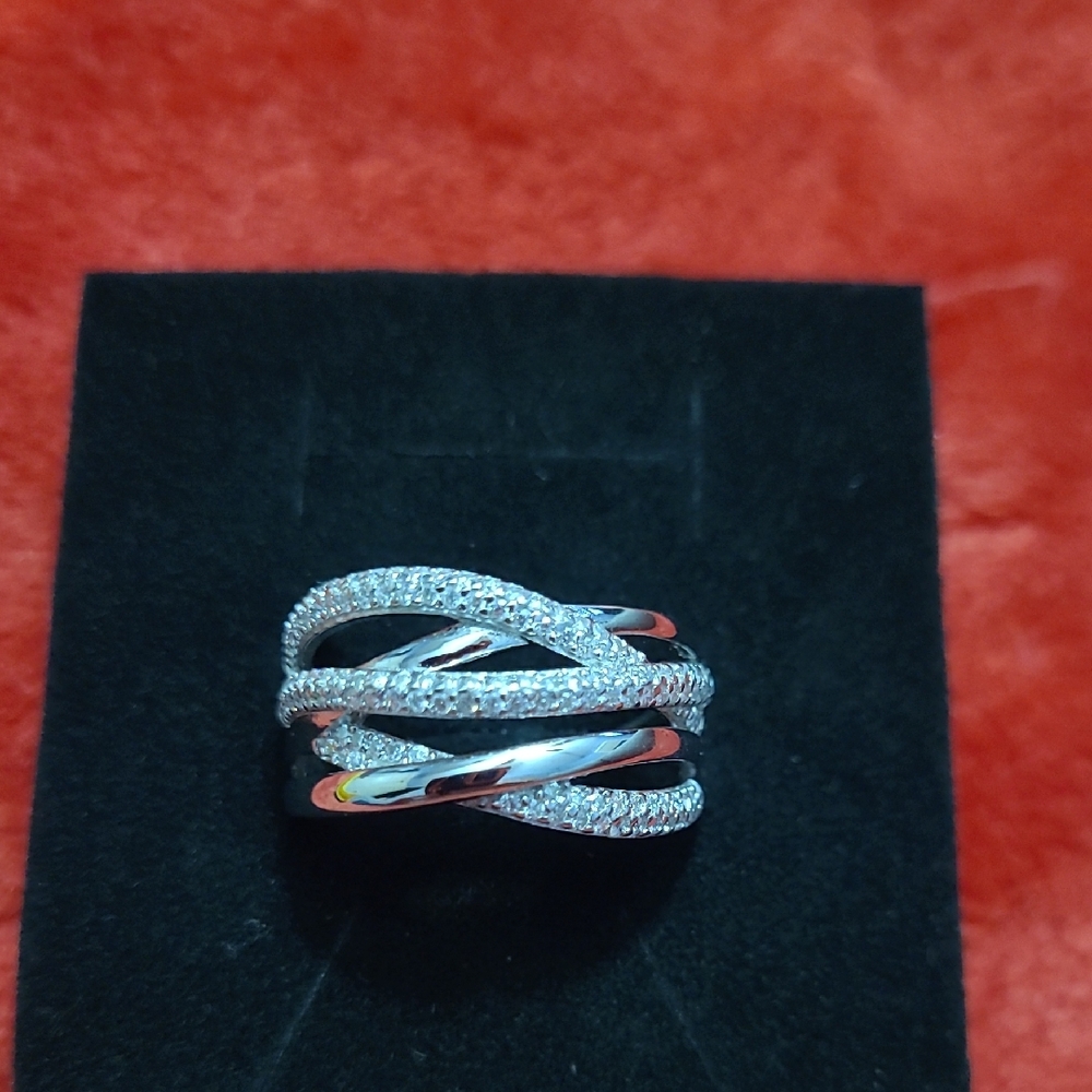 Elegant Silver Twisted Band Ring